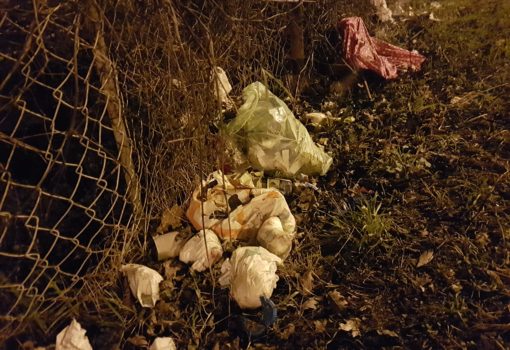 Uz školu i vrtić: Pokakane pelene još uvijek “krase” središte naselja