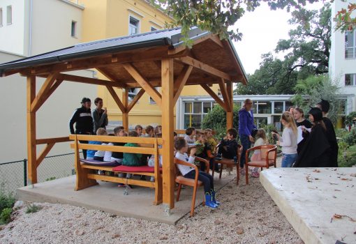 Pod krošnjama stabala djeca čitala djeci