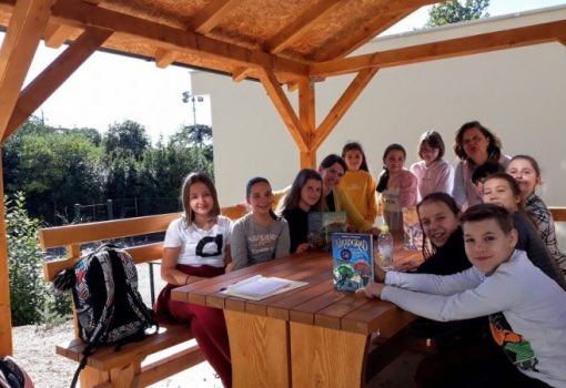 Čitanje priča na talijanskom jeziku, sadnja sadnica i izrada ekoloških ukrasa za jelku