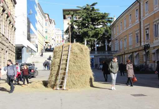 Na Korzu ponovno postavljena Kožarićeva instalacija Stog sijena