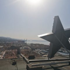 Il giorno della decisione dello ZAVNOH sull’annessione di Rijeka alla Croazia, sul grattacielo di Rijeka e stato installato il Monumento alla Rijeka Rossa