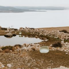 Obilazak umjetničke instalacije “Kapi” u Baški i otvorenje izložbe